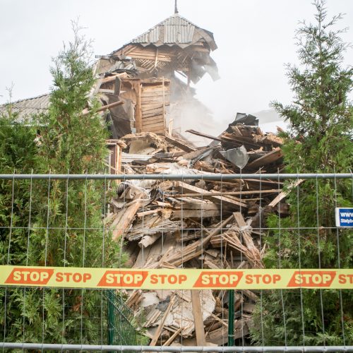 Žaliakalnyje toliau įžūliai naikinamas paveldo namas  © Vilmanto Raupelio nuotr.