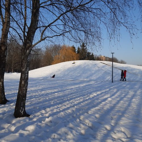 Saulėtos dienos išginė kauniečius į parkus  © 