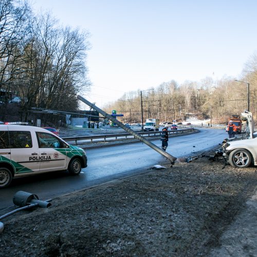 Tunelio gatvėje „Mercedes-Benz“ rėžėsi į stulpą  © Vilmanto Raupelio nuotr.