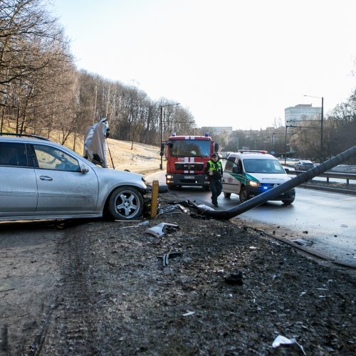 Tunelio gatvėje „Mercedes-Benz“ rėžėsi į stulpą  © Vilmanto Raupelio nuotr.