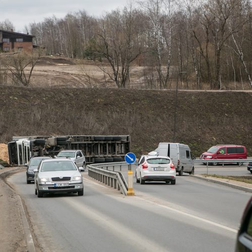 Ties Amalių pervaža apvirto vilkikas  © Vilmanto Raupelio nuotr.