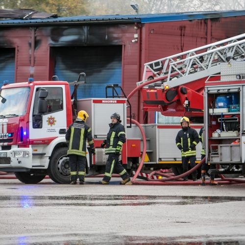 Ramučiuose užsiliepsnojo autoservisas  © Vilmanto Raupelio nuotr.