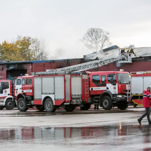 Ramučiuose užsiliepsnojo autoservisas  © Vilmanto Raupelio nuotr.