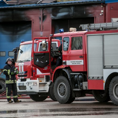 Ramučiuose užsiliepsnojo autoservisas  © Vilmanto Raupelio nuotr.