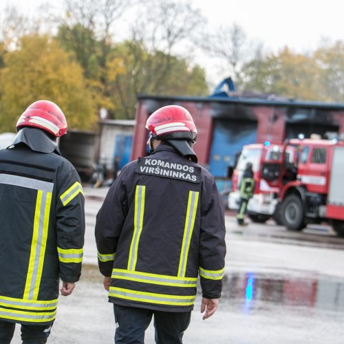 Ramučiuose užsiliepsnojo autoservisas  © Vilmanto Raupelio nuotr.