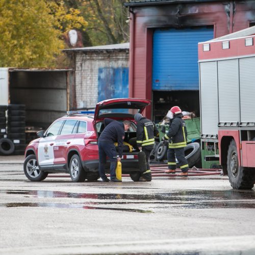 Ramučiuose užsiliepsnojo autoservisas  © Vilmanto Raupelio nuotr.