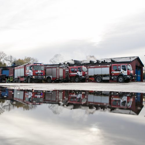 Ramučiuose užsiliepsnojo autoservisas  © Vilmanto Raupelio nuotr.