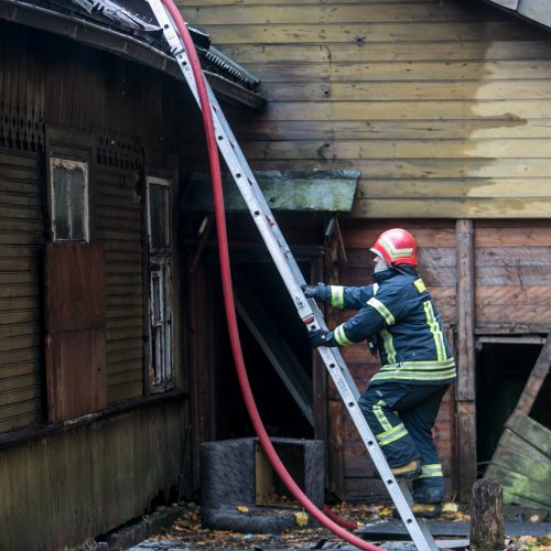 Tunelio gatvėje liepsnojo negyvenamas namas  © Vilmanto Raupelio nuotr.