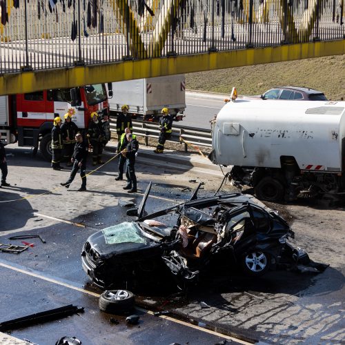 Vilniuje susidūrė trys transporto priemonės: žuvo BMW vairuotojas  © Ž. Gedvilos/BNS nuotr.