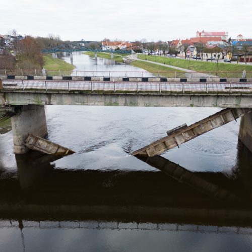 Kėdainiuose įgriuvo tiltas  © T. Biliūno, E. Ovčarenko/BNS nuotr.