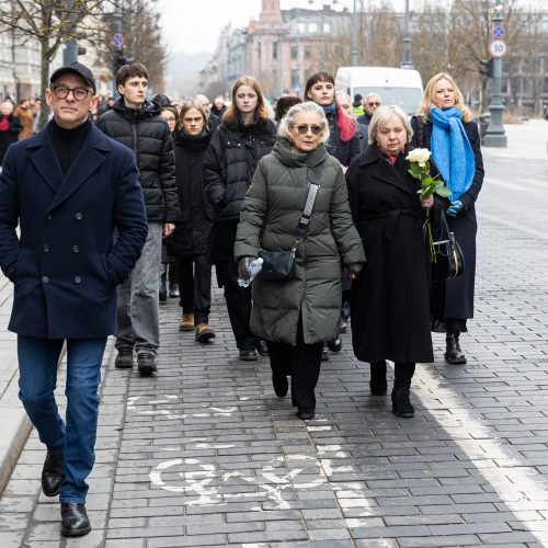 Atsisveikinimas su režisieriumi R. Tuminu  © P. Paleckio/BNS nuotr.