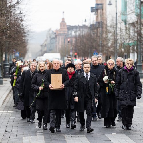 Atsisveikinimas su režisieriumi R. Tuminu  © P. Paleckio/BNS nuotr.