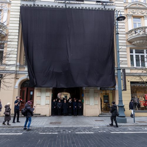 Atsisveikinimas su režisieriumi R. Tuminu  © P. Paleckio/BNS nuotr.