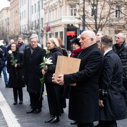 Atsisveikinimas su režisieriumi R. Tuminu  © P. Paleckio/BNS nuotr.