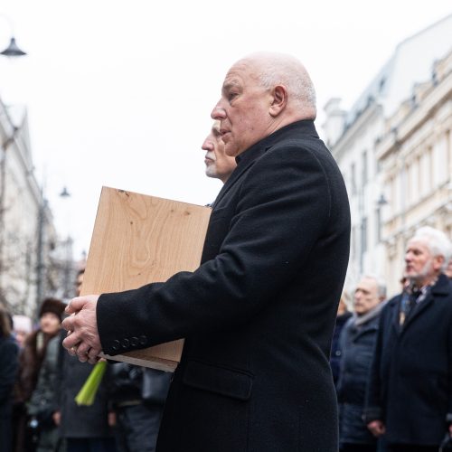 Atsisveikinimas su režisieriumi R. Tuminu  © P. Paleckio/BNS nuotr.