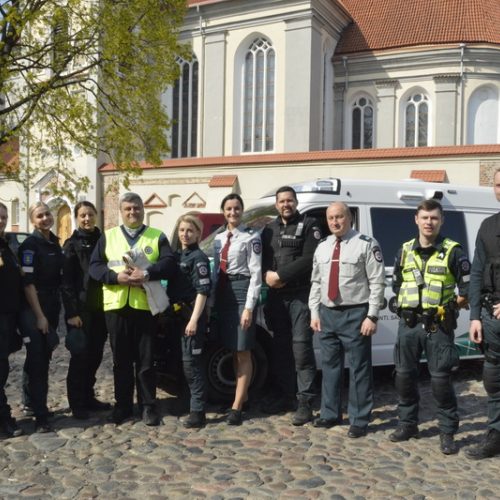 Neeilinis policijos reidas Rotušės aikštėje  © L. Chardino/Kauno policijos nuotr.