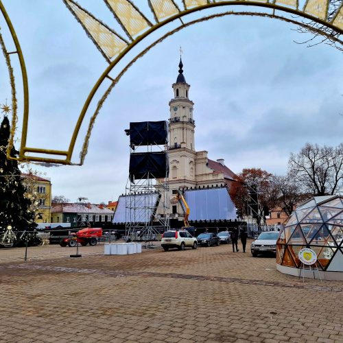 Rotušės aikštėje – paskutiniai darbai prieš Kalėdų eglės įžiebimą  © Regimanto Zakšensko nuotr.