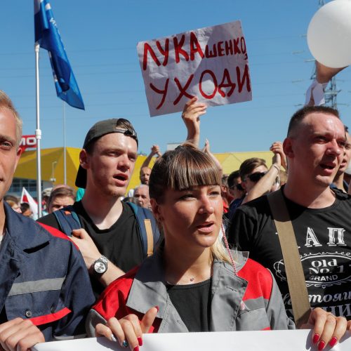 A. Lukašenka važinėja po Minsko gamyklas  © Scanpix nuotr.