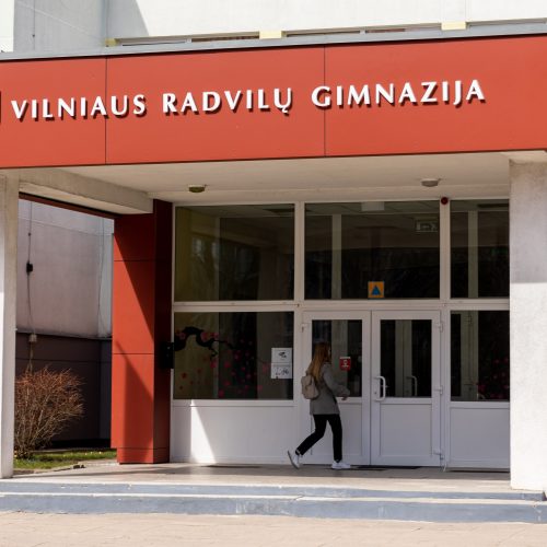 Komentaras apie įtariamą moksleivio šaudymą Vilniaus Radvilų gimnazijoje  © Ž. Gedvilos/BNS nuotr.