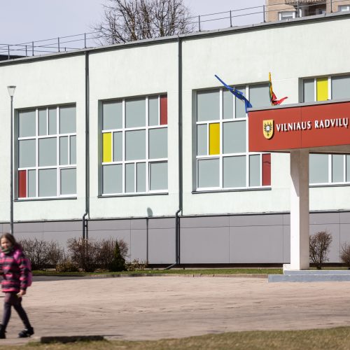 Komentaras apie įtariamą moksleivio šaudymą Vilniaus Radvilų gimnazijoje  © Ž. Gedvilos/BNS nuotr.