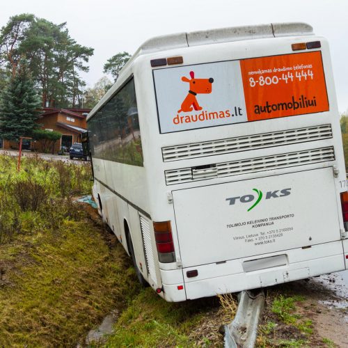 Autobuso ir dviejų lengvųjų automobilių avarija Kačerginėje  © Laimio Steponavičiaus nuotr.