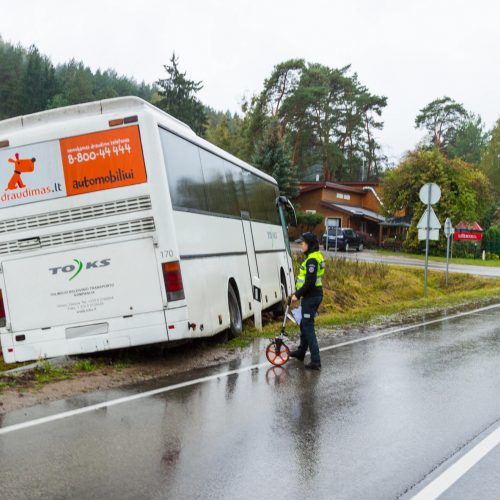 Autobuso ir dviejų lengvųjų automobilių avarija Kačerginėje  © Laimio Steponavičiaus nuotr.