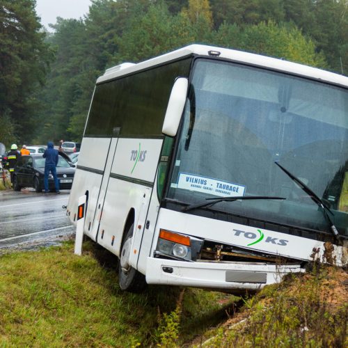 Autobuso ir dviejų lengvųjų automobilių avarija Kačerginėje  © Laimio Steponavičiaus nuotr.