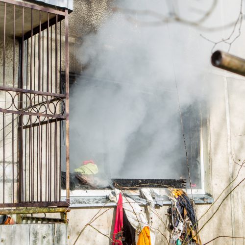 Gaisras Partizanų gatvės daugiabutyje  © Laimio Steponavičiaus nuotr.