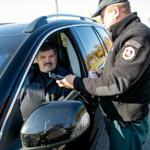 Reidas Kaune su nežymėtu policijos automobiliu  © Vilmanto Raupelio nuotr.