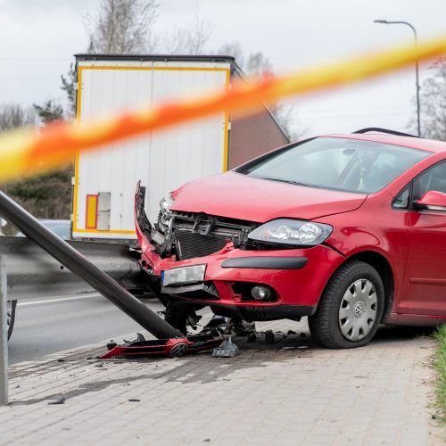 Kaune ant atitvaro pavojingai pakibo moters vairuojamas „Volkswagen“  © Justinos Lasauskaitės nuotr.