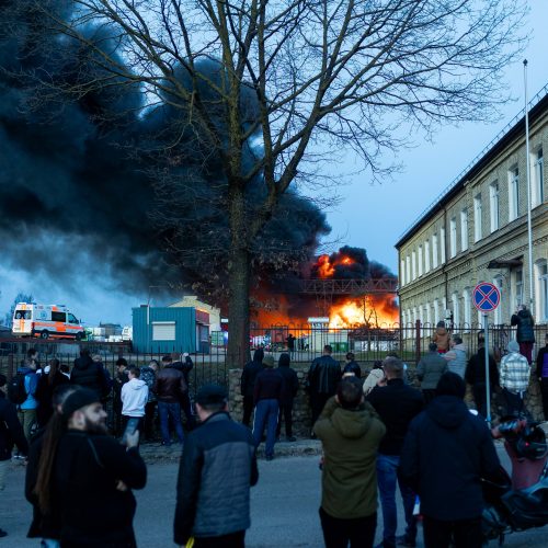 „Lietuvos geležinkelių“ teritorijoje Vilniuje dega sąvartynas  © L. Balandžio/BNS, A. Ufarto/ELTOS nuotr.