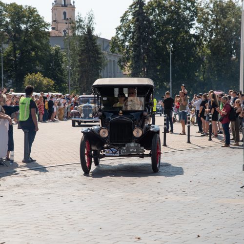 Senovinių automobilių žygis Baltijos keliui paminėti  © Luko Kodžio nuotr.