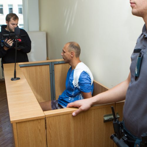 Įtariamasis nužudymu Romainiuose atvestas į teismą  © Laimio Steponavičiaus nuotr.