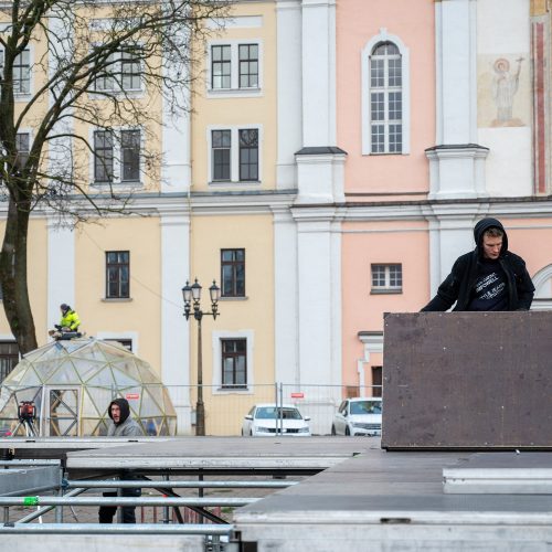 Intensyvus veiksmas Rotušės aikštėje: iki eglės įžiebimo lieka vos kelios dienos  © Kauno miesto savivaldybės nuotr.