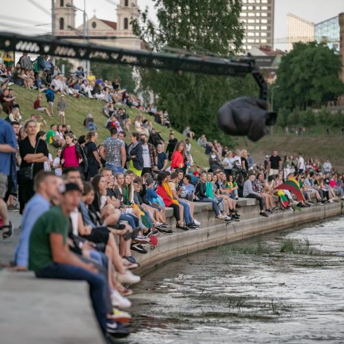 Neries krantinėse Vilniuje – tūkstančiai vėliavų ir „Tautiška giesmė“  © S. Žiūros nuotr.