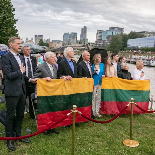 Neries krantinėse Vilniuje – tūkstančiai vėliavų ir „Tautiška giesmė“  © S. Žiūros nuotr.