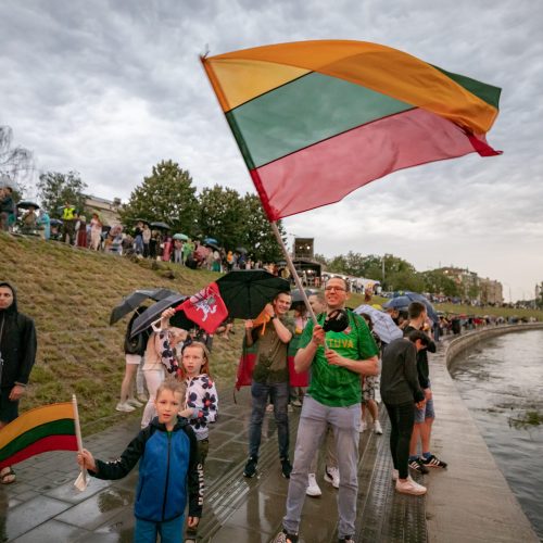 Neries krantinėse Vilniuje – tūkstančiai vėliavų ir „Tautiška giesmė“  © S. Žiūros nuotr.