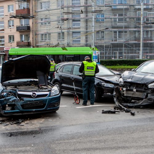 Avarija Savanorių ir Taikos prospektų sankryžoje  © Laimio Steponavičiaus nuotr.