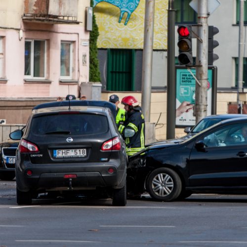 Avarija Savanorių ir Taikos prospektų sankryžoje  © Laimio Steponavičiaus nuotr.