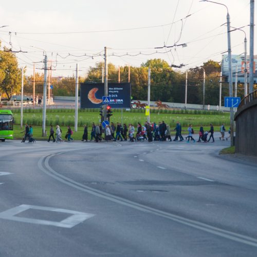 Žmonės rinkosi į šv. Mišias Santakoje  © Vilmanto Raupelio nuotr.