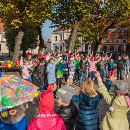 Mažieji kauniečiai Senamiestyje dovanojo šypsenas  © Laimio Steponavičiaus nuotr.