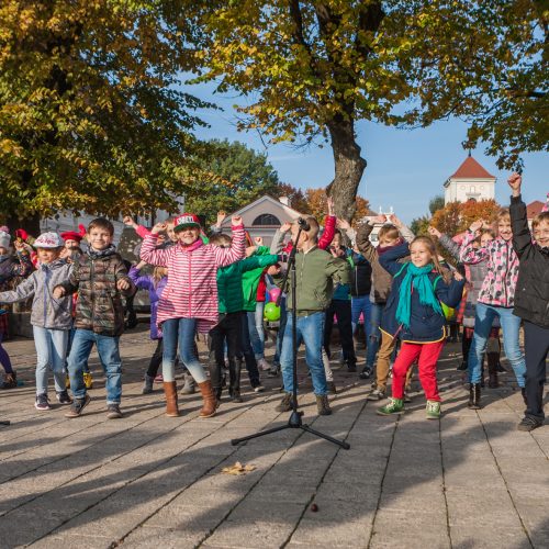 Mažieji kauniečiai Senamiestyje dovanojo šypsenas  © Laimio Steponavičiaus nuotr.