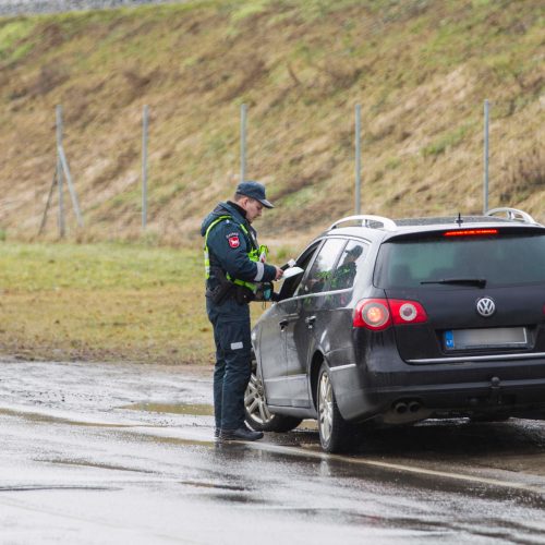 Policijos reidas Piliakalnio gatvėje  © Laimio Steponavičiaus nuotr.