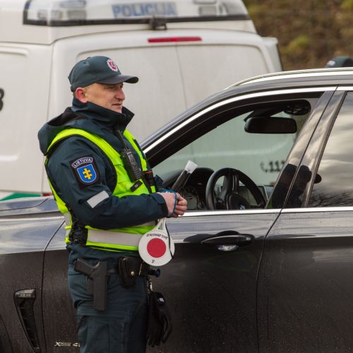 Policijos reidas Piliakalnio gatvėje  © Laimio Steponavičiaus nuotr.