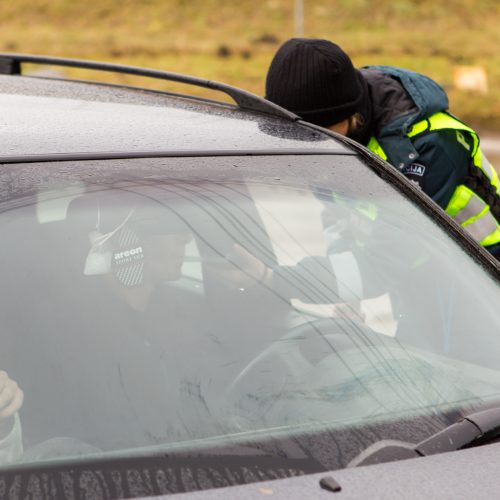 Policijos reidas Piliakalnio gatvėje  © Laimio Steponavičiaus nuotr.