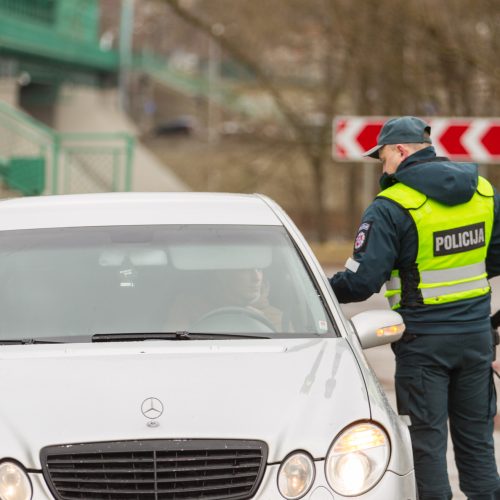 Policijos reidas Piliakalnio gatvėje  © Laimio Steponavičiaus nuotr.