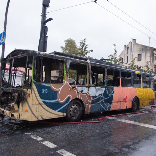 Netoli Kauno autobusų stoties supleškėjo troleibusas  © Laimio Steponavičiaus nuotr.