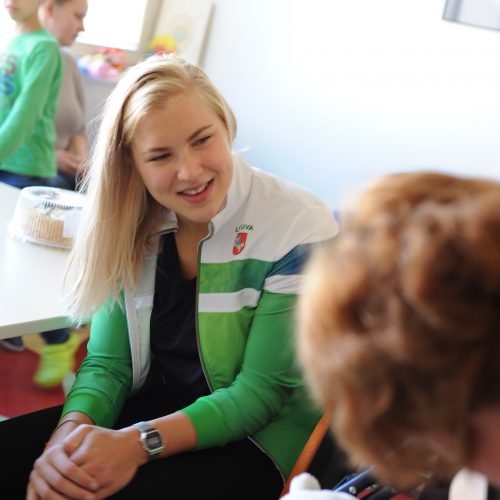 R. Meilutytė aplankė sergančius vaikus  © Organizatorių nuotr.