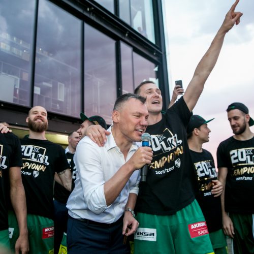 „Žalgiris“ kartu su aistruoliais švenčia pergalę  © Eitvydo Kinaičio, Vilmanto Raupelio nuotr.