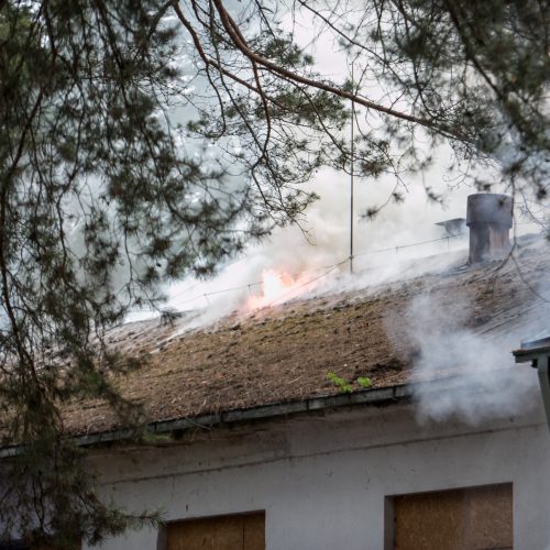 Panemunėje užsidegė medinis pastatas  © Vilmanto Raupelio nuotr.